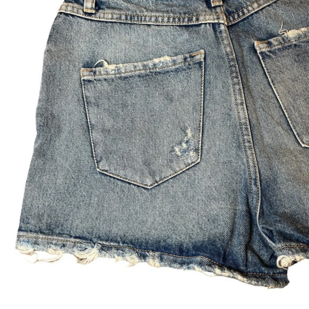 Retrofête‎ Shorts Blue Mid Rise Med Wash Distressed Accents Slit Pockets Size 26
